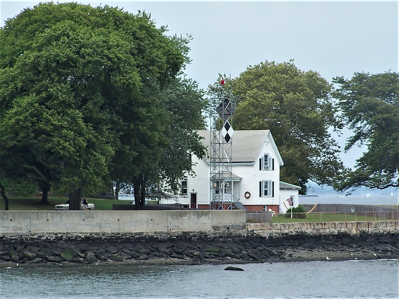 New York / Throgs Neck light
Old LH keepers house is nearby
Author of the photo: [url=https://www.flickr.com/photos/bobindrums/]Robert English[/url]
Keywords: New York;New York City;United States