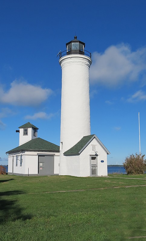 New York / Tibbett's Point lighthouse
Author of the photo: [url=https://www.flickr.com/photos/21475135@N05/]Karl Agre[/url]
Keywords: New York;Lake Ontario;United States