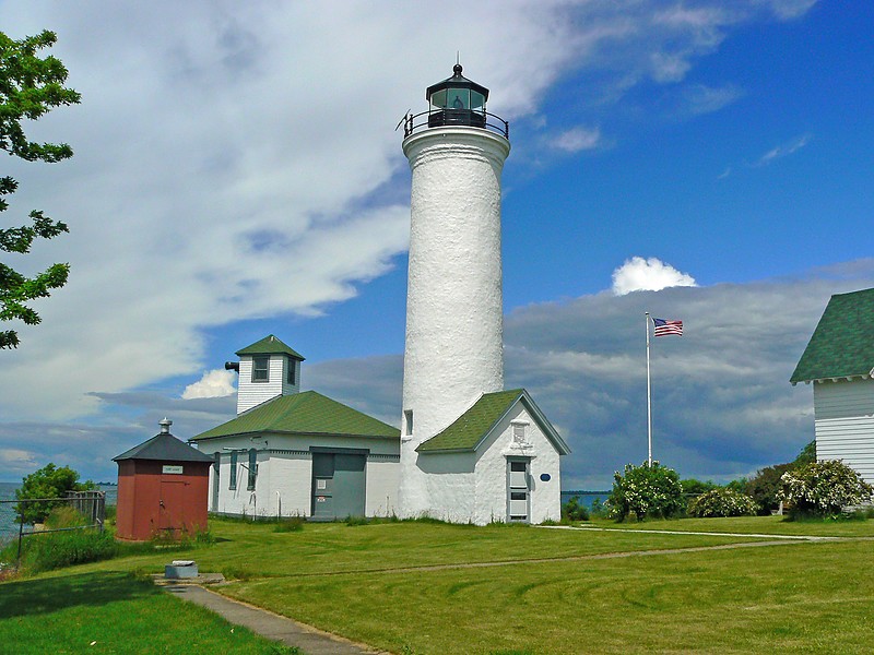 New York / Tibbett's Point lighthouse
Author of the photo: [url=https://www.flickr.com/photos/8752845@N04/]Mark[/url]
Keywords: New York;Lake Ontario;United States