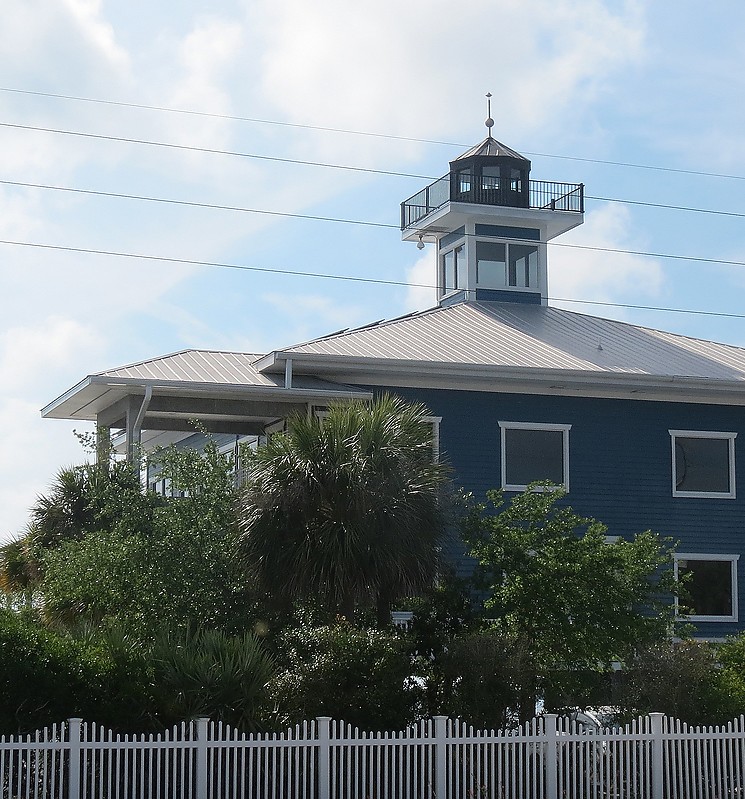 Florida / Tampa Bay Watch lighthouse
AKA Tierra Verde
Author of the photo: [url=https://www.flickr.com/photos/21475135@N05/]Karl Agre[/url]

Keywords: Tampa Bay;Saint-Petersburg;United States;Florida;Gulf of Mexico