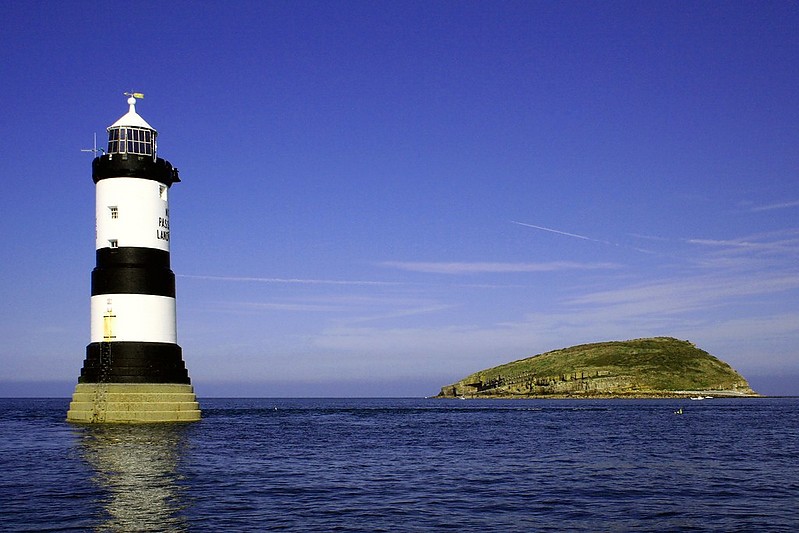 Trwyn Du lighthouse
AKA Penmon Point
Author of the photo: [url=https://www.flickr.com/photos/34919326@N00/]Fin Wright[/url]

Keywords: United Kingdom;Wales;Irish sea;Offshore