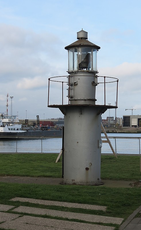 Zeebrugge Zeesluis (Omookaai) lighthouse
Author of the photo: [url=https://www.flickr.com/photos/21475135@N05/]Karl Agre[/url]

Keywords: North Sea;Zeebrugge;Belgium