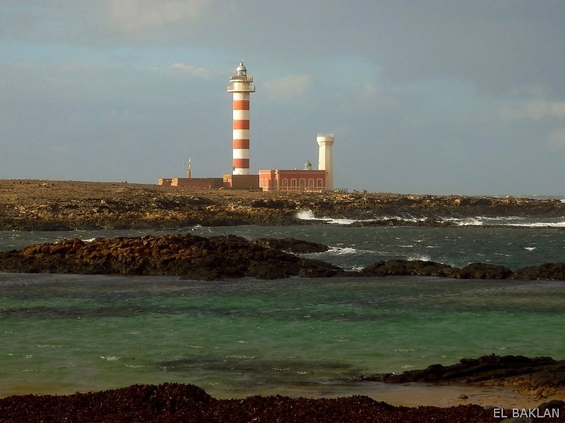 Canary islands / Fuerteventura / Toston lighthouse
AKA Punta de la Ballena
White tower is old lighthouse - 1950s (station established 1897). Inactive since about 1986. Approx. 15 m
Initial lighthouse of 1897 is seen between two towers - small lantern
Keywords: Canary islands;Fuerteventura;Atlantic ocean;Spain