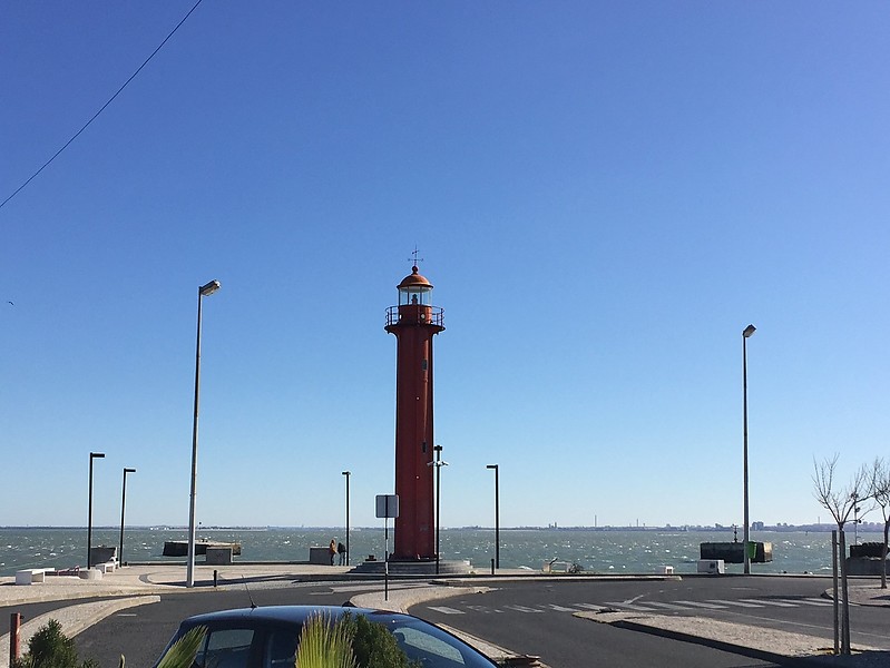 Cacilhas lighthouse
Keywords: Lisbon;Portugal;Rio Tejo