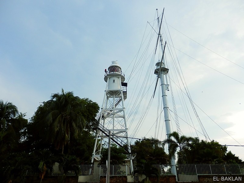 Penang Island / Georgetown / Fort Cornwallis new (left) and old (right) lighthouses
AKA Fort Point, Penang
Keywords: Malaysia;Penang Island;Georgetown