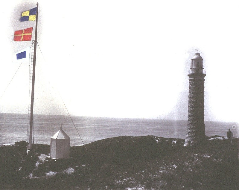 Eddystone Point lighthouse - historic photo
Also Eddystone Point Front light (left) 1889. Inactive. 4 m (13 ft) round lantern, painted white. This auxiliary light was used "until the time of electrification," 
Source of the photo: [url=https://www.flickr.com/photos/tasmanianarchiveandheritageoffice/sets/72157629781190540/with/7219962154/]Tasmanian Archive and Heritage [/url]
Keywords: Tasmania;Tasman sea;Australia;Historic