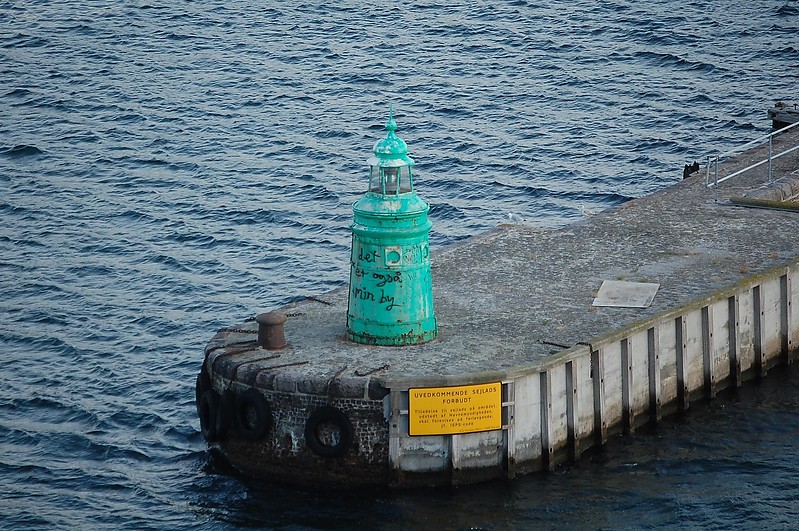 Copenhagen / Kronløbsbassin Mole Head lighthouse (old)
Author of the photo: [url=https://www.flickr.com/photos/bobindrums/]Robert English[/url]
Keywords: Copenhagen;Denmark;Oresund