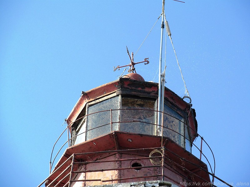 Ladoga lake / Sukho island lighthouse - lantern
AKA Suho, Vironsaari
Island is artificial and created by order of the Peter I (the Great) after his ship ran aground on the shoal. The lighthouse was heavily damaged in an unsuccessful attack by German and Finnish marines on 21 October 1942.
Photo by A.Tokareva
Keywords: Russia;Ladoga lake;Lantern