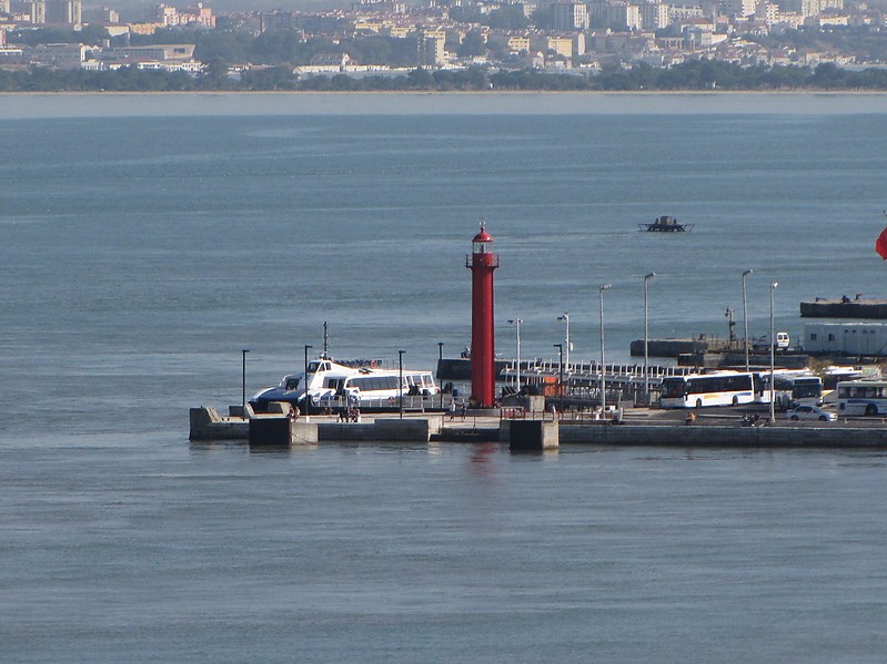 Cacilhas lighthouse
Author of the photo: [url=https://www.flickr.com/photos/bobindrums/]Robert English[/url]
Keywords: Lisbon;Portugal;Rio Tejo