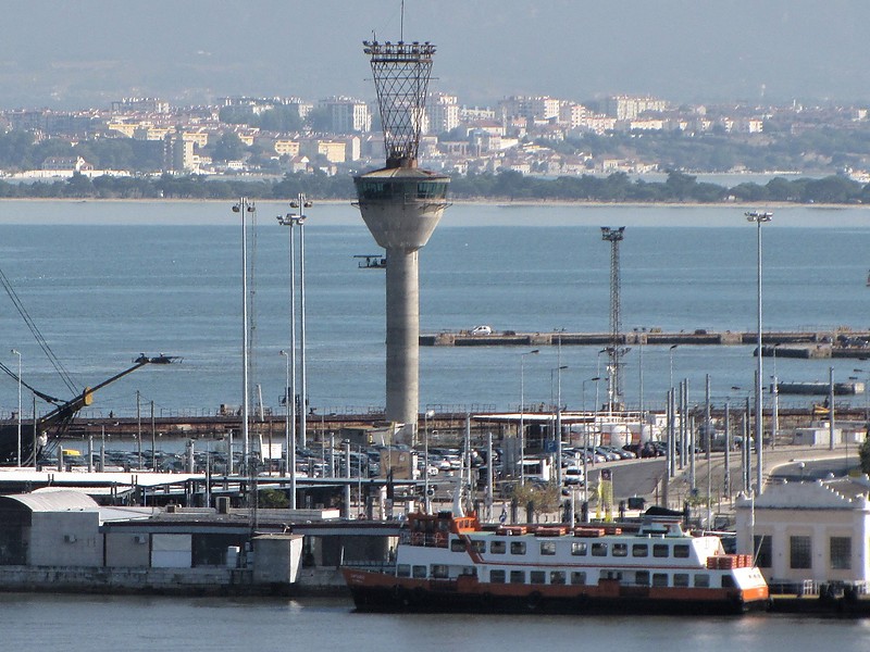 Almada Shipyard Traffic Control tower
Author of the photo: [url=https://www.flickr.com/photos/bobindrums/]Robert English[/url]
Keywords: Lisbon;Portugal;Rio Tejo;Vessel Traffic Service