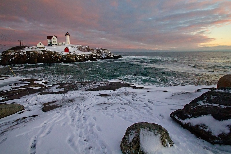 Maine / Cape Neddick (Nubble) Lighthouse
Author of the photo: [url=https://jeremydentremont.smugmug.com/]nelights[/url]
Keywords: Maine;United States;Atlantic ocean;Winter;Sunset