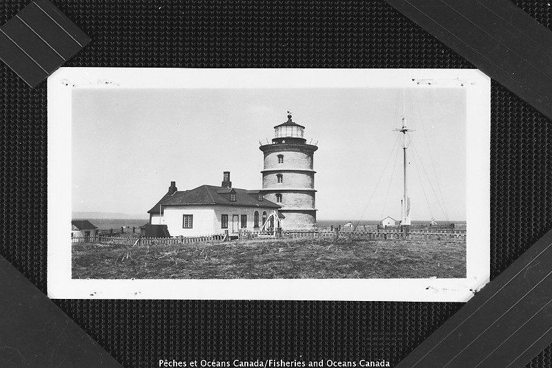  Quebec / Île Rouge (Red Islet) lighthouse - historic shot
Author of the photo: [url=https://www.flickr.com/photos/mpo-dfo_quebec/]MPO-DFO Quebec[/url]

Keywords: Quebec;Canada;Saint Lawrence river;Historic