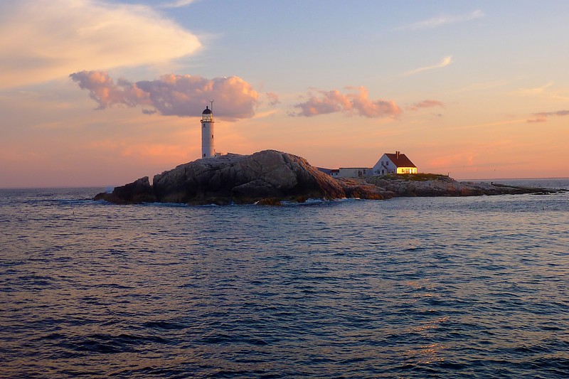 New Hampshire / Isles of Shoals / White Island lighthouse at sunset
Author of the photo: [url=https://jeremydentremont.smugmug.com/]nelights[/url]

Keywords: New Hampshire;United States;Atlantic ocean;Sunset