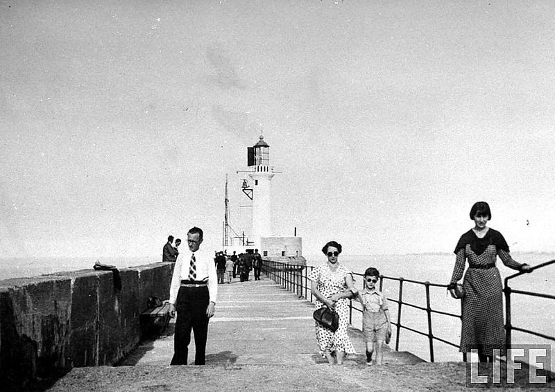 Zeebrugge old dam lighthouse (Leopold II Dam)
Photo of [url=http://images.google.com/hosted/life/10708854bb40167b.html]Hans Wild (Life magazine)[/url]
Keywords: Zeebrugge;Belgium;North Sea;Historic