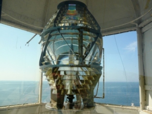 Nakhodka / Mys Sysoeva lighthouse - lamp
Source: [url=http://shturman-tof.ru/Morskay/mayki/mayki_01.htm]Sturman TOF[/url]
Keywords: Russia;Far East;Peter the Great Gulf;Sea of Japan;Lamp