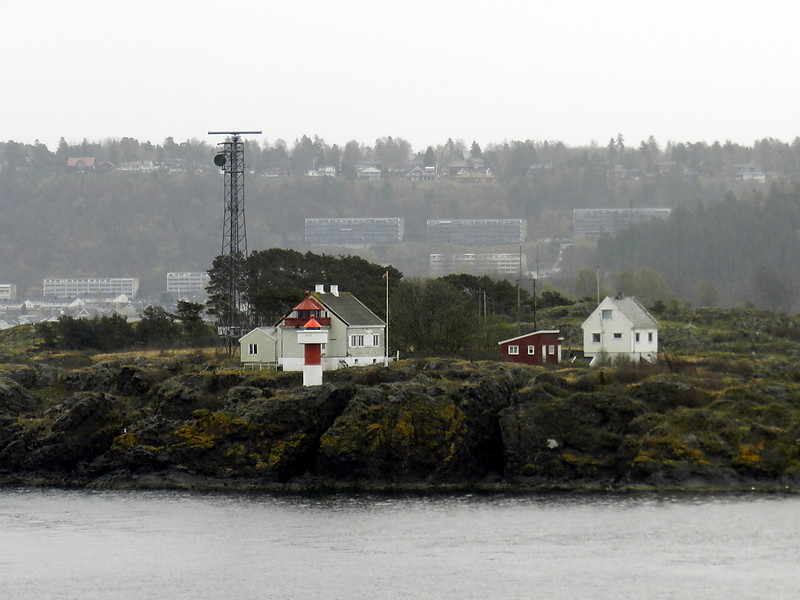 Moss / Gullholmen Lighthouse
Old Guldholmen (Gullholmen) lighthouse - ARLHS NOR-104, seen behind. Inactive since 1984, 7m tower, built 1894
Keywords: Norway;Oslofjord;Moss