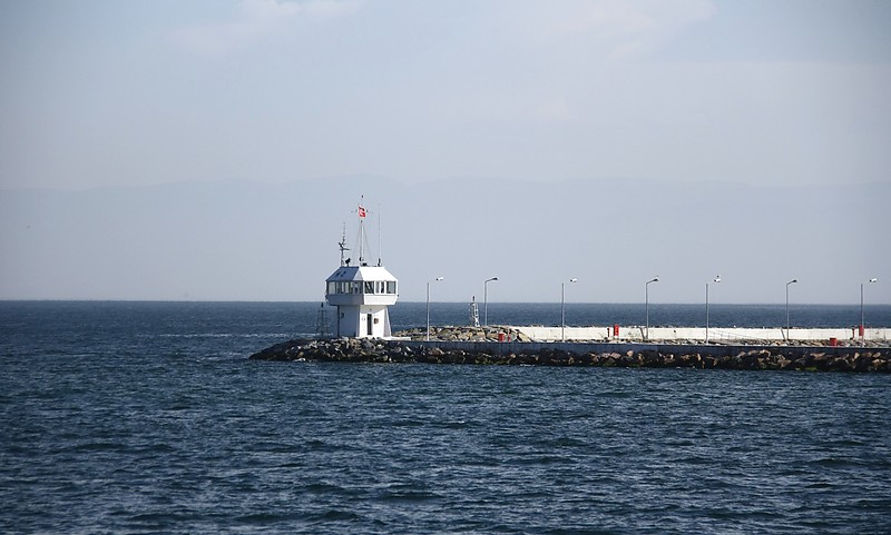 Heybeliada / Port breakwater heads ligths and control tower
To the left and close to control tower: North breakwater head
To the right from control tower : South breakwater head
Keywords: Heybeliada;Istanbul;Turkey;Sea of Marmara;Vessel Traffic Service