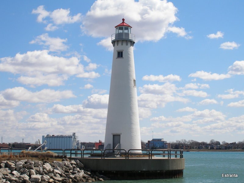Michigan / Detroit / Marina Tri Centennial Park / Tri Centennial Lighthouse
The park is a memory to 3 century's Detroit in 2001.
The lighthouse is built to the marina entrance in 2003.
It's a scale copy of Tawas Point Lighthouse.
Keywords: Detroit;Michigan;United States