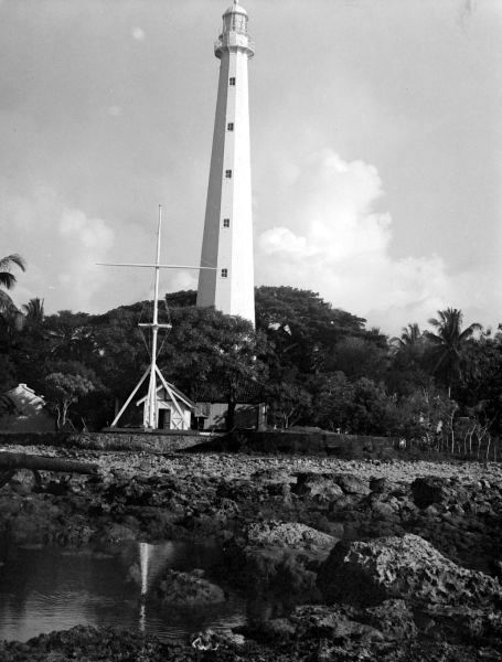 Strait Sunda / Java / Cikoneng Lighthouse
Picture Tropenmuseum Amsterdam 1933. One of her original names was Vierde Punt Vuurtoren.
Picture can not been straightened, when doing so the towertop will be lost.
Built in 1855, destroyed by tsunami on 27-08-1883 when the Krakatau vulcano exploded. Two years after the present tower was built.

Keywords: Java;Indonesia;Sunda Strait;Historic