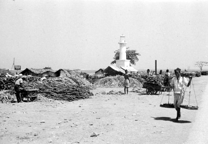 South Sulawesi (Celebes) / Makassar Lighthouse at fort Rotterdam
Picture Tropenmuseum Amsterdam / C.J. Taillie / 1948
Keywords: Indonesia;Sulawesi;Makassar;Strait of Makassar;Historic