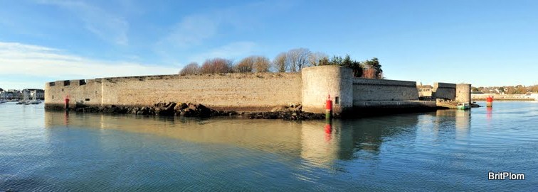 Brittany / Finistere Sud / Concarneau / Passage de Lanriec / West (city) Side 1 Red at front wall-angle left & 2 Red at mid-wall & 3 Fat Red at wall-end right
Keywords: Brittany;France;Bay of Biscay;Offshore