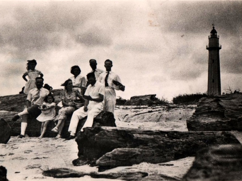 Cap Lopez Lighthouse (2)
Keywords: Gabon;Port Gentil;Gulf of Guinea;Historic