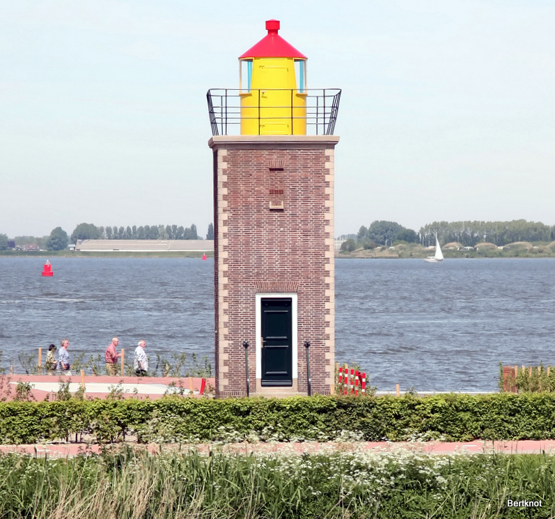 Hollands Diep / Willemstad Lighthouse (2)
Built in 1947, the old one was destryed in WW II.
Inactive since 1989
Mini Museum
Keywords: Willemstad;Netherlands;Hollands Diep