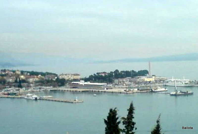 Dalmatia / Split / Sv Petra Molehead Light
It`s the pier to the left.
Keywords: Adriatic Sea;Croatia;Split