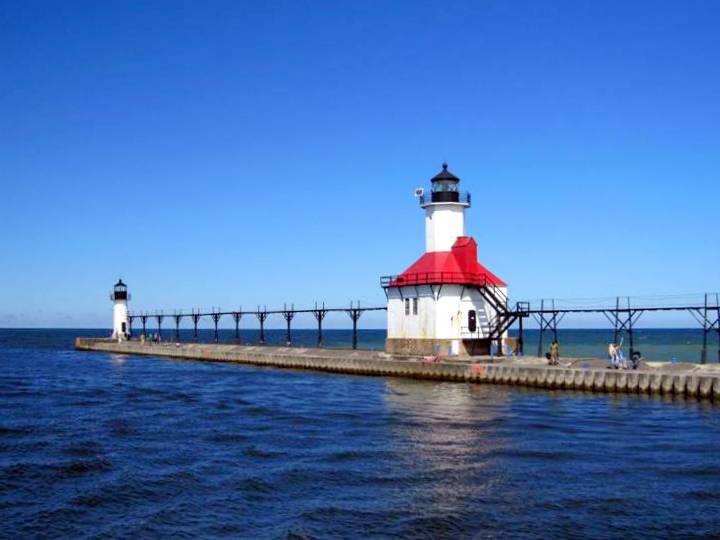 Michigan / Lake Michigan - St Joseph North / St Joseph Outer Lighthouse (distant) & Inner Lighthouse (near)
Keywords: Michigan;Lake Michigan;United States