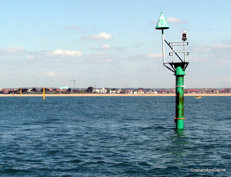 Hampshire / Solent / Dolphin Gap / Submerged Barrier Light (green)
The yellow stakes are markers to Southsea.
Keywords: Sussex;Solent;United Kingdom;England;Portsmouth;Offshore