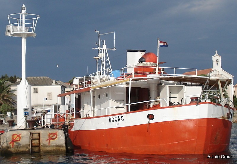 Ilovik Island / Mole - Ferry light
With the watertanker Bo??ac
Keywords: Croatia;Adriatic sea