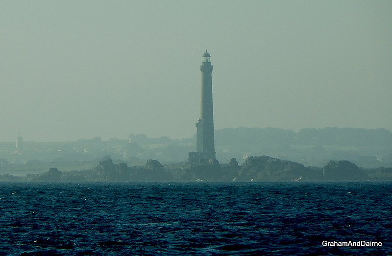 Brittany / Finistere / Ile Vierge Lighthouses new & 2 old (Just seen left behind the new lighthouse)
Distant view with some seafog on the coastline.
Keywords: Ille Vierge;France;English channel