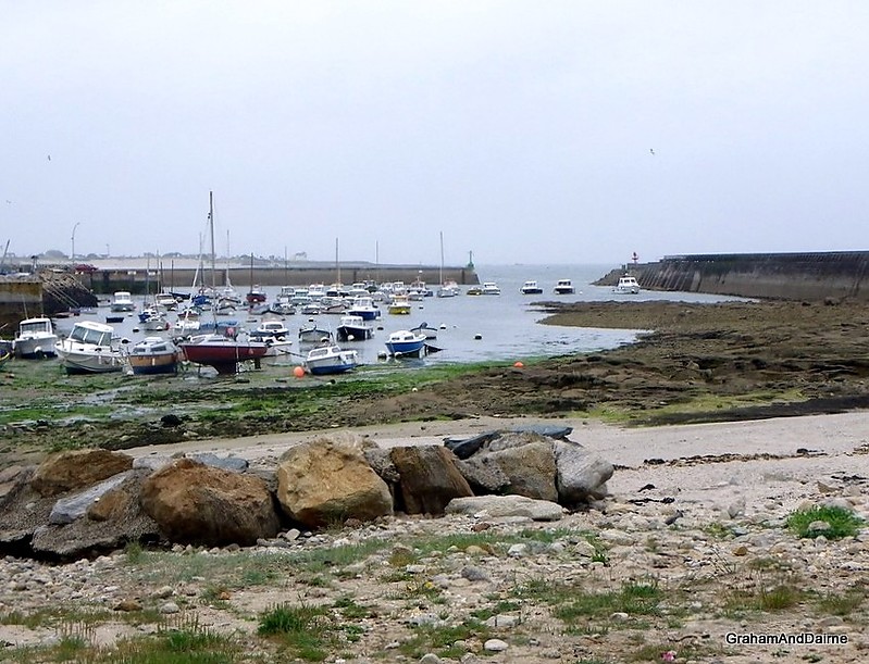 Brittany / Finistere / Lesconil / 1 East Breakwaterhead Light (left-green) & 2 South Jettyhead Light (right-red)
A walk round the harbour
Keywords: Brittany;France;Bay of Biscay