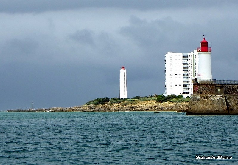 Vendée / Les Sables d`Olonne / 1 Phare Les Barges (left-distant) & 2 Phare d`Armandeche (mid) & Jetée de Saint Nicolas light (right)
Keywords: France;Vendee;Bay of Biscay
