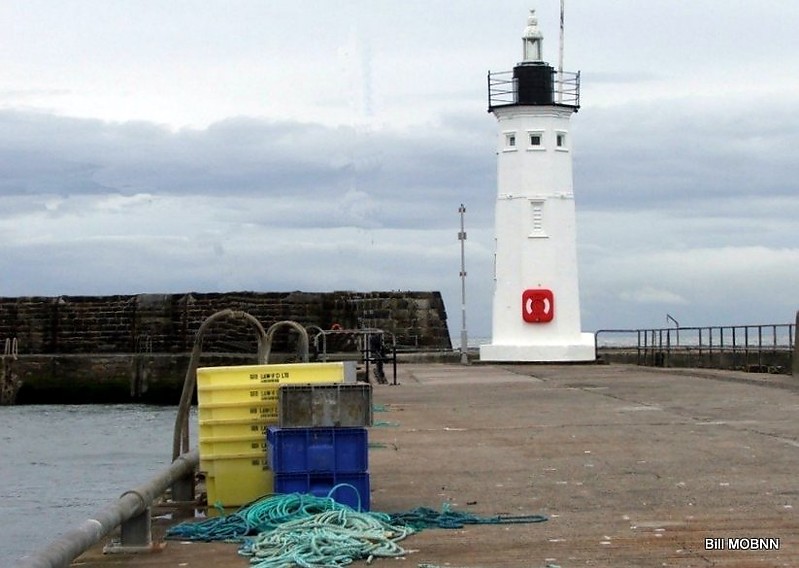 Fife / North Coast Firth of Forth / Anstruther / West Pier (Chalmers) Lighthouse & Lightpole
In front of the lighthouse stands a lightpole with 2 permanent red lights, one above the other.
Keywords: Firth of Forth;Fife;Scotland;United Kingdom
