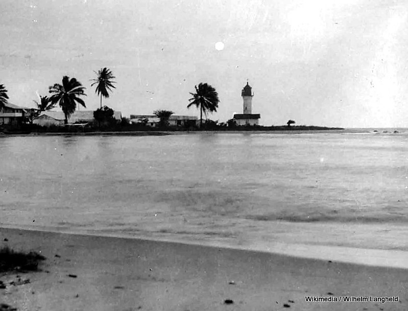 Gulf of Guinea / Mouth Kienké River / Phare de Kribi (range front)
Pictured with the keepershouse around 1910
Keywords: Cameroon;Gulf of Guinea;Historic