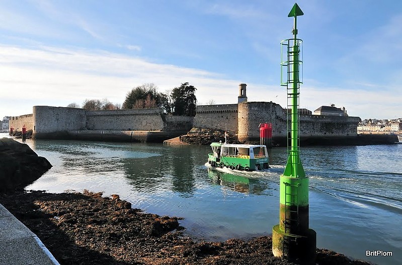 Brittany / Finistere Sud / Concarneau / Passage de Lanriec / West (city) Side 1 Red at front wall-angle left & 2 Red at mid-wall & 3 Fat Red at wall-end right / 4 East Side Green (left to right)
At low tide, the "Bac" (footferry) is sailing to the city.
Keywords: Brittany;France;Bay of Biscay;Offshore