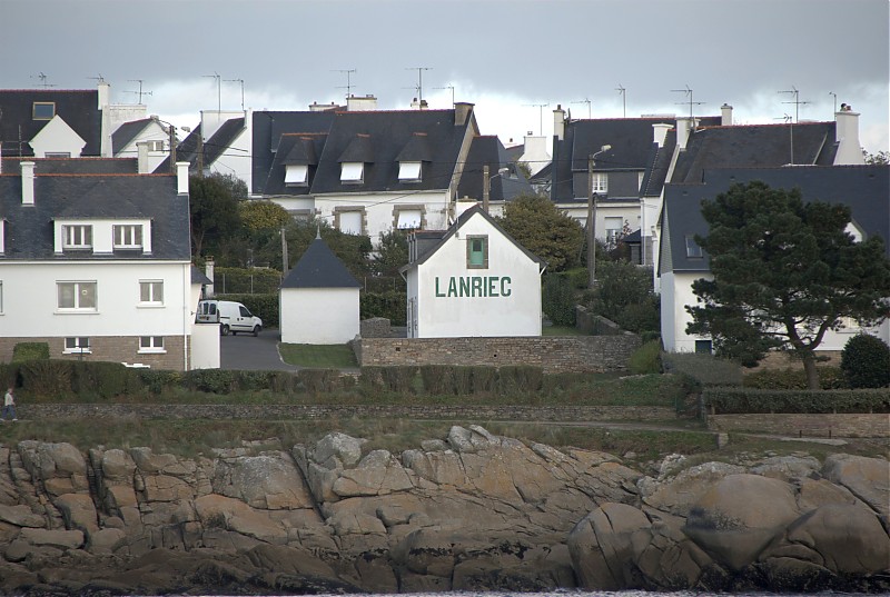 Brittany / Finistere Sud / Concarneau /  Feu de Lanriec
According to Malcolm Robson, the little house marked 'Lanriec' has a sectored light in the top window.
Keywords: Brittany;France;Bay of Biscay
