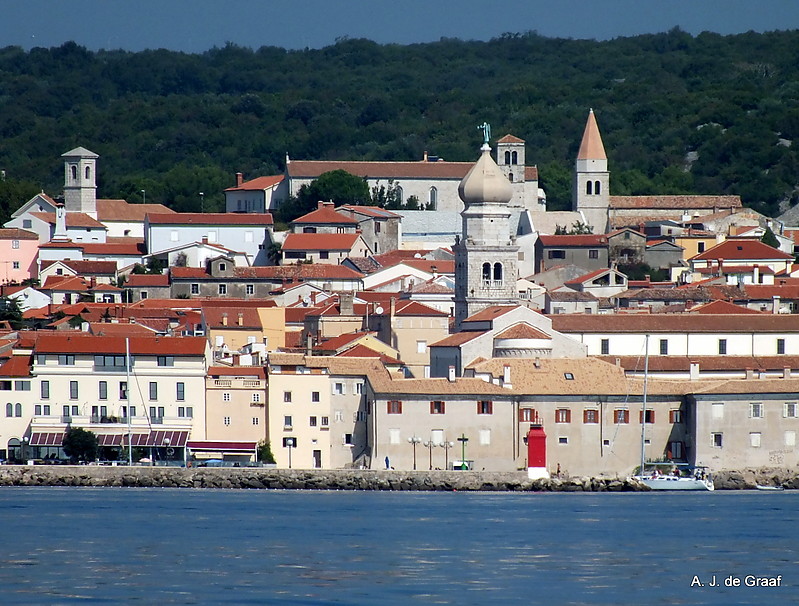 Otok Krk / Krk (old town) / Breakwaterhead Light (red) & Molehead Light (green)
Front: The Cathedral, up 3 more churches.
Picture 09.09.2014
Keywords: Croatia;Adriatic sea;Krk