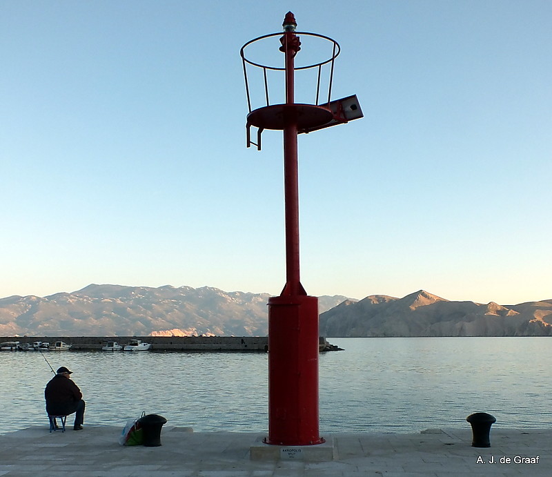 Otok Krk / Ba??ka / Passenger-molehead Light
After repairs at the mole the light is replaced.
Pictured 02-11-2014 in the last of the daylight.
Keywords: Croatia;Adriatic sea;Krk