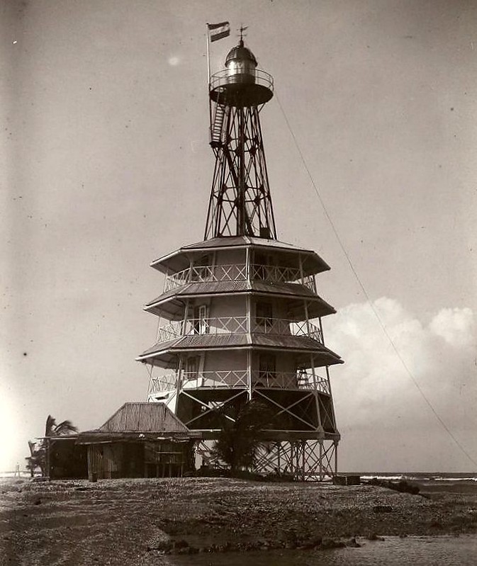 Java Sea / Karimata Strait Southern Approach / Discovery Oostbank Lighthouse (Gosong Mampango)
Info: [url=http://javapost.nl/2012/05/07/licht-in-de-duisternis/]Java Post[/url]
Licht built in 1903, 
At this location is at the moment Gosong Mampango Light active (K 1034)
Keywords: Java;Java Sea;Indonesia;Historic;Offshore
