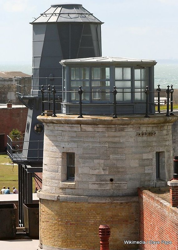 Hampshire / Solent / Hurst Castle / Hurst Point Low (2 - front) & (3 - rear) Lighthouses
New - light grey tower with latern in front, old - dark grey just behind
Keywords: England;United Kingdom;Solent