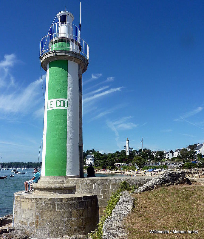 Brittany / Finistere / Bay of Biskay / Bénodet - Odet River / 1 Phare Le Coq (green) & 2 Phare la Pyramide (distant)
Le Coq = Leading Front, La Pyramide Rear, seen here nearly in line.
Keywords: Brittany;France;Bay of Biscay;Benodet