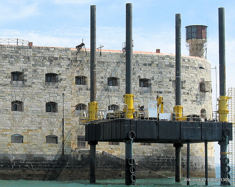 Charante - Maritime / Near Ile d`Ax / Fort Boyard Light
We are seeing the platform and the watchtower, can the light be on top of the watchtower?
Keywords: France;Charente-Maritime;Bay of Biscay