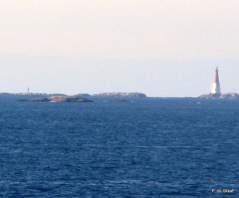 Kristiansund Area / Grip Fyr (Flatharskollen Range Rear)
Mitko, to the left, beacon or Flatharskollen Range Front L 1126?
Keywords: Kristiansund;Norway;Norwegian sea