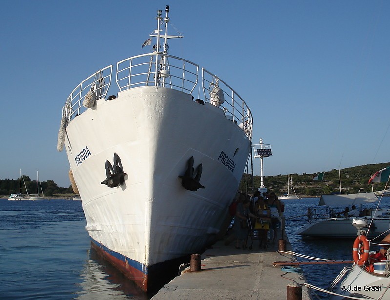 Ilovik Island / Mole - Ferry Quay light
With the Premuda, ferry to Mali Lo??inj.
Keywords: Croatia;Adriatic sea