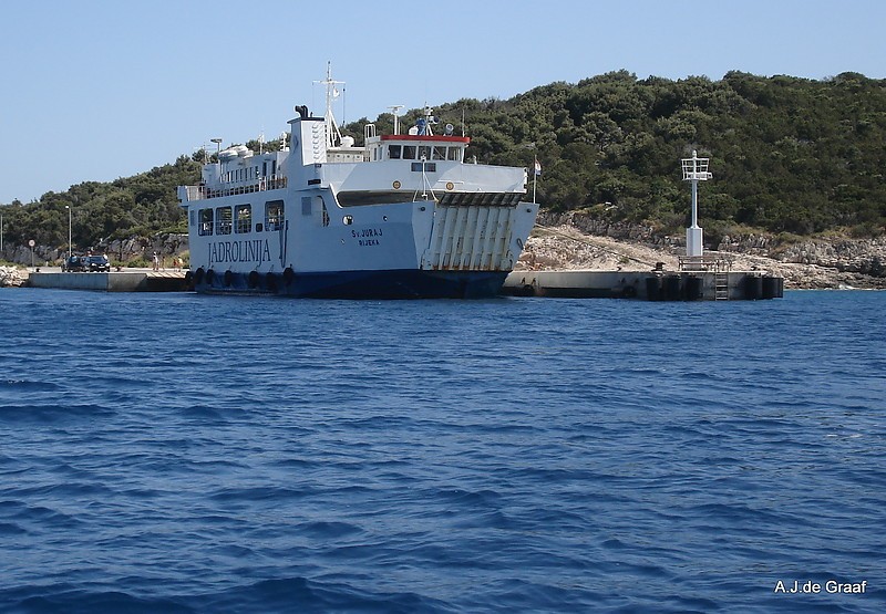Ist Island / Carferry Quay Kosira??a light
With the ferry Sv Juraj, from the Zadar line.
Keywords: Croatia;Adriatic sea