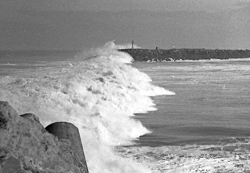 Mouth of the Sebou River (Mehdia-Kenitra) / North Pier light
1975, the Dutch ship Iberian Express couldn't leave Kenitra due to heavy swell caused by a westerly storm.
The crew went out to see the situation and indeed this swell should set them aground on the river-bar.
Keywords: Mehdia;Morocco;Atlantic ocean;Storm;Historic