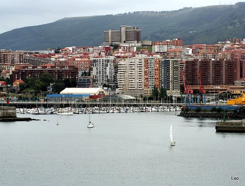 Basque Country / Biskay Province / Bilbao / Santurtzi / Espigón de Portugalete Head (Muelle de Hierro) Light (left) & Dique de Santurce Espigón No 3 N-E corner (right)
Keywords: Basque Country;Spain;Bay of Biscay;Bilbao
