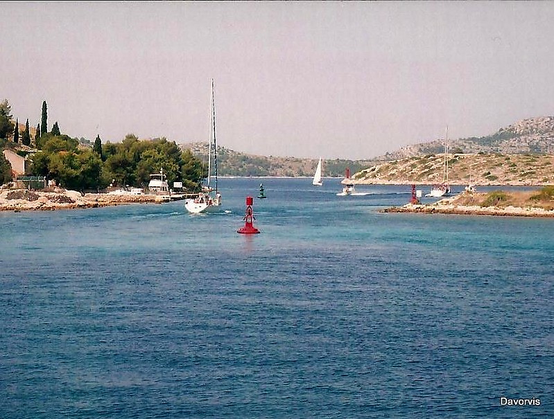 Mala Proversa-passage between Dugi Otok and Katina Island / Distant at shore over the motorboat is seen in red Rt Proversa
There are 2 green and 2 red buoy's in this passage, 1 green is at left out of this picture. The other one is seen in front of a restaurant with it's own harbour.
Keywords: Croatia;Adriatic sea